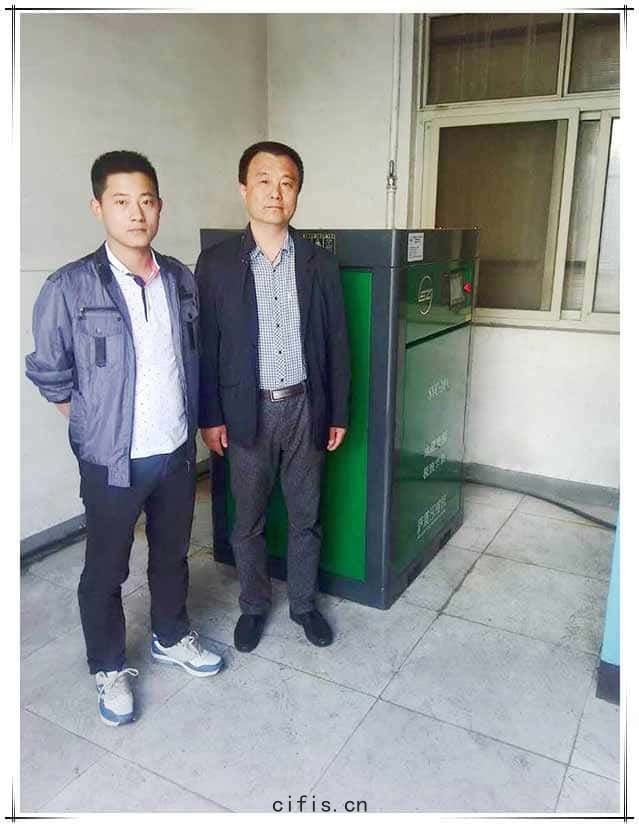 客戶(hù)與薩震空壓(yā)機合(hé)影