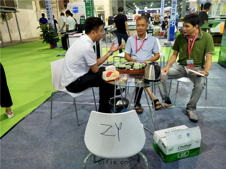 薩震空壓機展會(huì)上的意向客戶(hù)