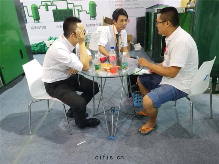 參觀者與薩(sà)震銷售(shòu)天使(shǐ)洽談