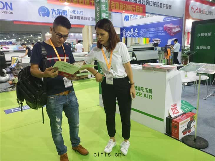薩(sà)震美女銷售在(zài)展(zhǎn)會(huì)上(shàng)為參觀者(zhě)講(jiǎng)解節(jié)能空壓機(jī)