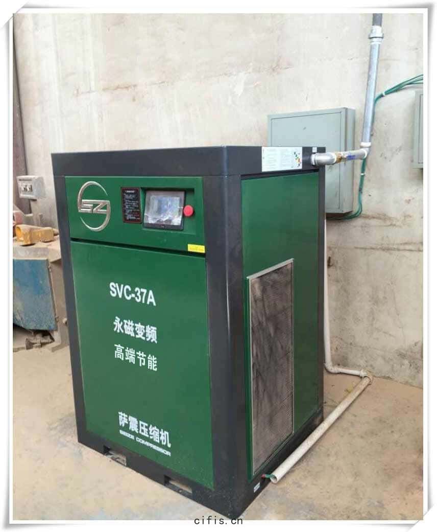 客(kè)戶(hù)與薩震(zhèn)空(kōng)壓機(jī)合影1