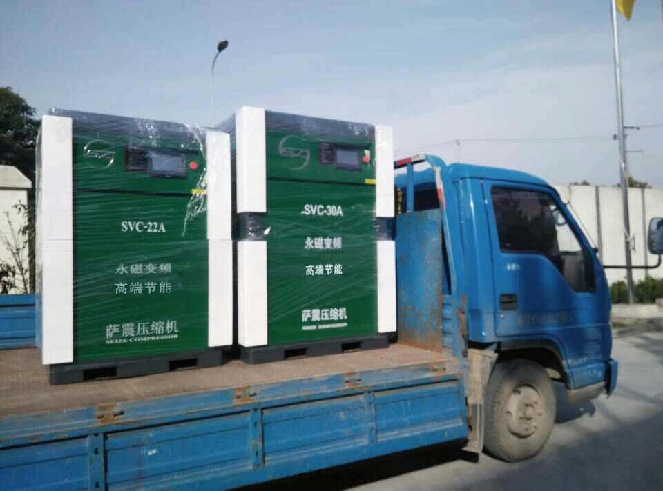 薩(sà)震工作人員在調試(shì)機(jī)器(qì)