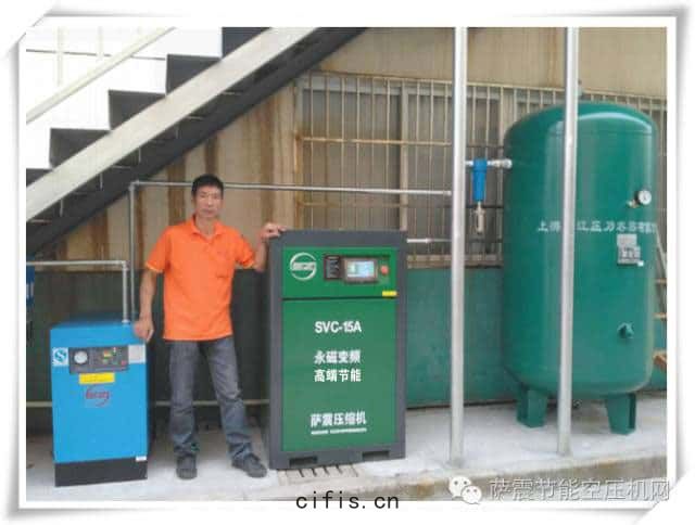 客(kè)戶(hù)與薩(sà)震節能空壓機合影