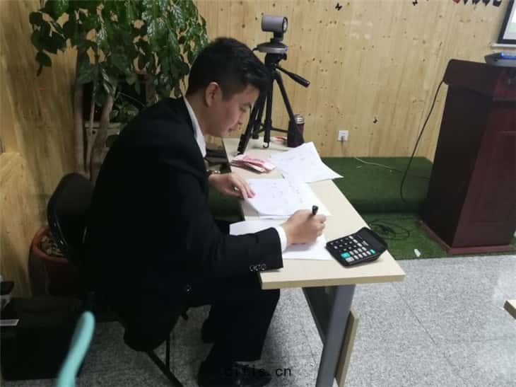 薩震節能空壓機(jī)銷(xiāo)售(shòu)副總現場打分計(jì)分(fēn)