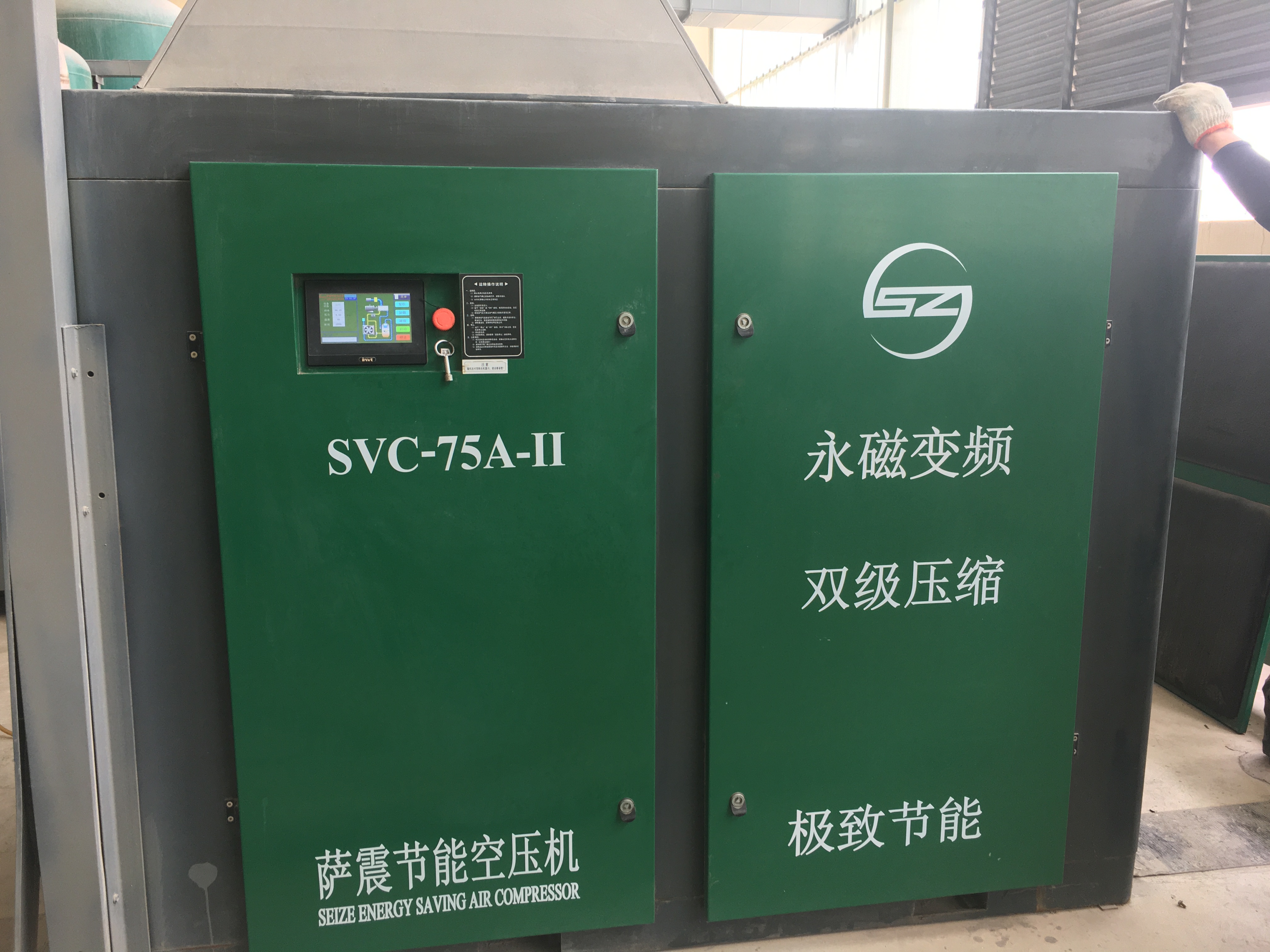 薩震節能(néng)空壓(yā)機(jī)對(duì)比一般空壓機(jī)節(jié)能高(gāo)達30%，用戶對(duì)比(bǐ)之後，決定(dìng)置換(huàn)，使(shǐ)用薩(sà)震節能空壓機節能技(jì)改方案(àn)。