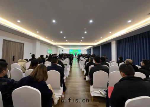 上百位來自天南地北(běi)的薩(sà)震經(jīng)銷(xiāo)商參(cān)加(jiā)本次(cì)薩震(zhèn)節能(néng)空(kōng)壓機年(nián)會(huì)