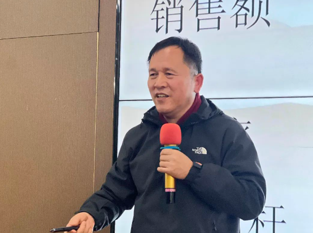 陳社(shè)東(dōng)在(zài)薩震(zhèn)節能空壓機分享如(rú)何讓企業(yè)賺錢又有錢(qián)