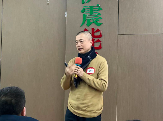 鄭裕楓(fēng)在(zài)薩震(zhèn)節能空壓機分(fēn)享《挑戰高目(mù)標達(dá)成(chéng)雙幸福》