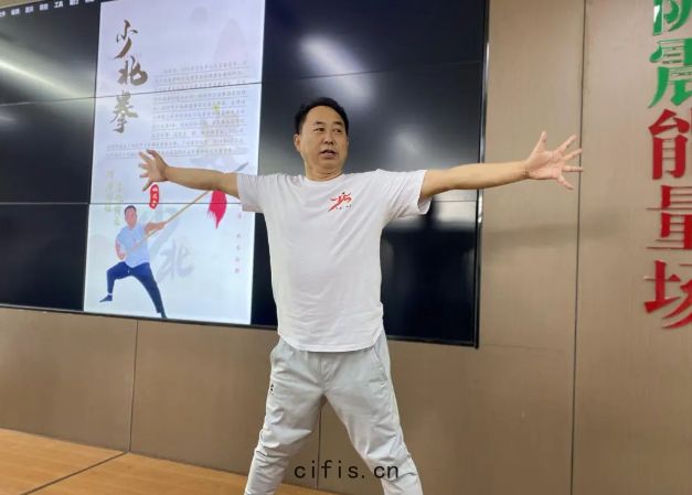 為(wéi)建立(lì)優(yōu)秀(xiù)的人(rén)才管理隊伍，更(gēng)好地(dì)提(tí)高(gāo)企業管(guǎn)理水平，助(zhù)推企(qǐ)業高質(zhì)量(liáng)發(fā)展。4月(yuè)13-14日，薩(sà)震(zhèn)節(jié)能(néng)空(kōng)壓(yā)機(jī)攜手(shǒu)中旭(xù)教育(yù)在薩震上海總(zǒng)部開(kāi)展(zhǎn)企業(yè)內(nèi)訓課(kè)程《超(chāo)級(jí)經(jīng)理人》培(péi)訓(xùn)。